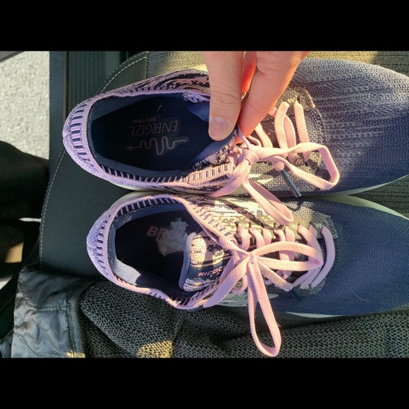 Brooks size 8. These have been worn maybe 5-8 time - Picture 2 of 5